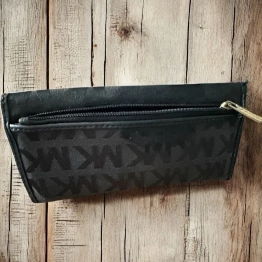 Michael Kors Monogram Austin Flat Continental Signature Wallet in Black